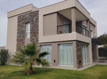 Casa 3 dormitorios con jardín en el centro