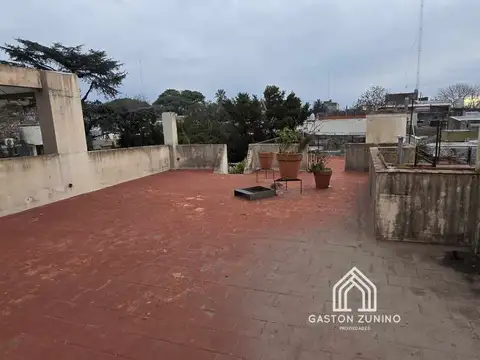 Amplica Casa Céntrica con Local Comercial. Mercedes, Buenos Aires.
