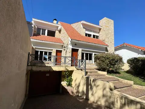 Casa amplia de muy buena construcción con amplias comodidades y pileta...