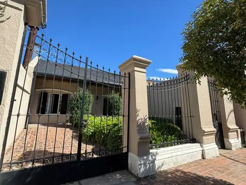 Casa amplia de 2 habitaciones con local y pileta.