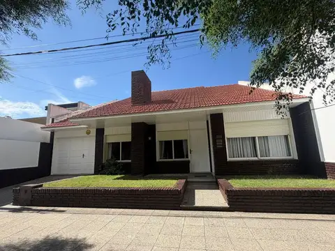 CASA EN VENTA EN PEHUAJÓ CON PILETA