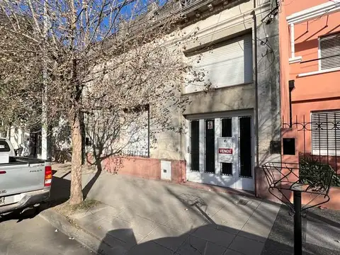 CASA 3 DORM. 2 BAÑOS - LOTE 250 M2 - GALERIA - DPTO. COCHERA - LOBOS CENTRO